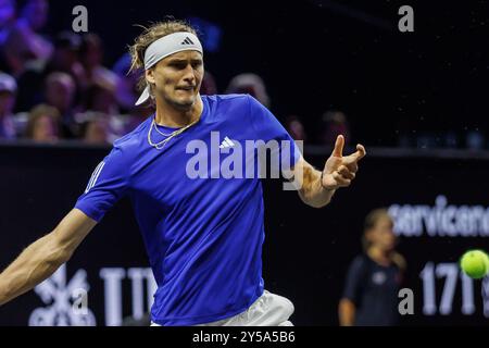 Berlin, Allemagne. 20 septembre 2024. Tennis : laver Cup, double masculin, Zverev/Alcaraz (Allemagne/Espagne) - Shelton/Fritz (les deux États-Unis), Uber Arena. Alexander Zverev (Allemagne) retourne une balle. Crédit : Andreas Gora/dpa/Alamy Live News Banque D'Images