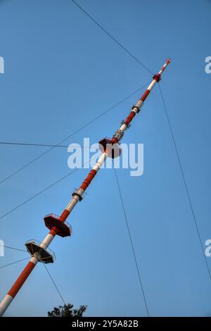 Pfarrkirchen, Sender, Sendemast, Grundnetzsender, UKW, DAB+, Digitalradio, DVB-T2, Fernsehen, Radio. Antenne, Bayern, Mast, Stahlrohrmât, abgespannt, Banque D'Images