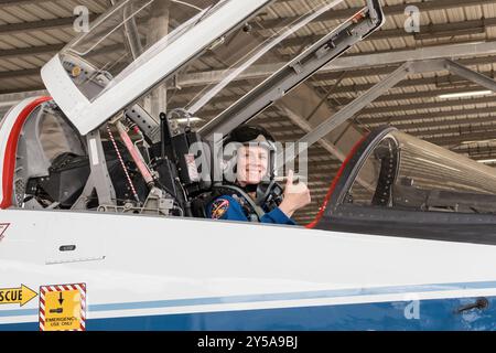 Houston, États-Unis. 16 juillet 2024. Nichole Ayers, astronaute de la NASA et pilote SpaceX Crew-10, donne un coup de pouce depuis le poste de pilotage d'un avion d'entraînement T-38 lors de la formation de mission pré-vol à Ellington Field, le 29 avril 2024, à Houston, au Texas. (16 juillet 2024) --- L'astronaute de la NASA et pilote SpaceX Crew-10 Nichole Ayers est assis à Houston, Texas. Crédit : Bill Stafford/NASA photo/Alamy Live News Banque D'Images