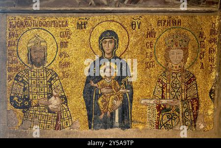 Mosaïque de l'empereur Jean II Comnène, de la Vierge Marie et de l'impératrice Irène à Sainte-Sophie, Istanbul créée en 1118. Ce chef-d'œuvre byzantin montre l'empereur Jean II tenant un sac à main, symbole de générosité, et l'impératrice Irène tenant un rouleau, signifiant sagesse. La Vierge Marie, centrée, tient l'enfant Christ. Le fond doré signifie la divinité et le Royaume céleste. Banque D'Images