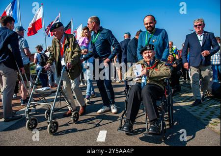 Nimègue, pays-Bas. 20 septembre 2024. Deux vétérans de la seconde Guerre mondiale sont vus quitter la cérémonie. Au mémorial de Waal Crossing, une cérémonie solennelle a eu lieu pour commémorer la traversée héroïque de la rivière Waal par les soldats américains de la 82e division aéroportée, lors de l'opération Market Garden, il y a maintenant 80 ans. Crédit : SOPA images Limited/Alamy Live News Banque D'Images