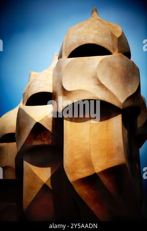 Barcelone, Espagne, 4 septembre 2008, les cheminées uniques de Casa Milà mettent en valeur le génie architectural de Gaudís sur le Passeig de Gràcia à Barcelone sous un b clair Banque D'Images