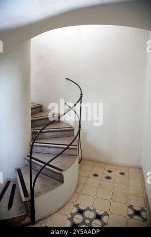 Barcelone, Espagne, 4 septembre 2008, l'élégant escalier en colimaçon mène au toit de la Casa Batlló, mettant en valeur le style architectural unique de Gaudís à Barce Banque D'Images