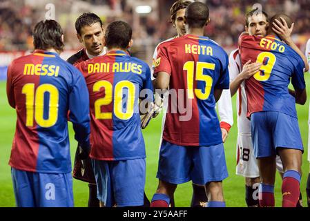 Séville, Espagne, novembre 30 2008, les joueurs du Sevilla FC et du FC Barcelone se serrent la main avant leur match au stade Sánchez Pizjuán le 29 novembre 2008. Banque D'Images