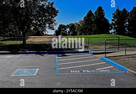 Place de parking pour personnes handicapées seulement dans un parking de collège à Union City, Californie Banque D'Images