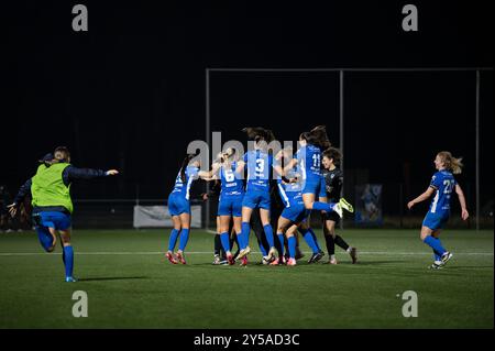 Les joueurs de KRC Genk Ladies célébrant l'égaliseur de dernière minute lors du match de Super League de Lotto entre les KRC Genk Ladies et la Standard Femina de Liege au Zwartberg à Genk, Belgique (Martin Pitsch/SPP) crédit : SPP Sport Press photo. /Alamy Live News Banque D'Images