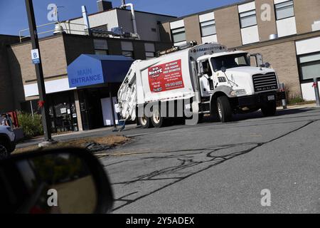 Ayer, Massachusetts, États-Unis. 19 septembre 2024. Le centre médical de Nashoba Valley Medical Center de Steward Healthcare a fermé à la suite de la faillite du propriétaire et tous les panneaux identifiant l'établissement ont disparu. Une grande benne à ordures a été placée devant l'entrée et plusieurs camions de ramassage des ordures et autres équipements lourds sont stationnés dans les lieux d'anciens médecins, travailleurs de la santé, personnel infirmier et administrateurs et patients. Un comité du Sénat des États-Unis enquêtant sur la faillite de Steward Health Care a voté aujourd'hui pour tenir le PDG, Ralph de la Torre, coupable d'outrage au Congrès Banque D'Images