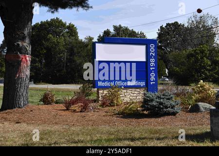 Ayer, Massachusetts, États-Unis. 19 septembre 2024. Le centre médical de Nashoba Valley Medical Center de Steward Healthcare a fermé à la suite de la faillite du propriétaire et tous les panneaux identifiant l'établissement ont disparu. Une grande benne à ordures a été placée devant l'entrée et plusieurs camions de ramassage des ordures et autres équipements lourds sont stationnés dans les lieux d'anciens médecins, travailleurs de la santé, personnel infirmier et administrateurs et patients. Un comité du Sénat des États-Unis enquêtant sur la faillite de Steward Health Care a voté aujourd'hui pour tenir le PDG, Ralph de la Torre, coupable d'outrage au Congrès Banque D'Images