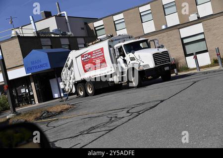 Ayer, Massachusetts, États-Unis. 19 septembre 2024. Le centre médical de Nashoba Valley Medical Center de Steward Healthcare a fermé à la suite de la faillite du propriétaire et tous les panneaux identifiant l'établissement ont disparu. Une grande benne à ordures a été placée devant l'entrée et plusieurs camions de ramassage des ordures et autres équipements lourds sont stationnés dans les lieux d'anciens médecins, travailleurs de la santé, personnel infirmier et administrateurs et patients. Un comité du Sénat des États-Unis enquêtant sur la faillite de Steward Health Care a voté aujourd'hui pour tenir le PDG, Ralph de la Torre, coupable d'outrage au Congrès Banque D'Images