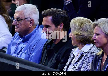 Berlin, Allemagne. 20 septembre 2024. BERLIN, ALLEMAGNE - 20 SEPTEMBRE : Roger Federer regarde le match des doubles hommes le premier jour de laver Cup à l'Uber Arena le 20 septembre 2024 à Berlin, Allemagne. (Photo de Francisco Macia/photo Players images/Magara Press) crédit : Magara Press SL/Alamy Live News Banque D'Images