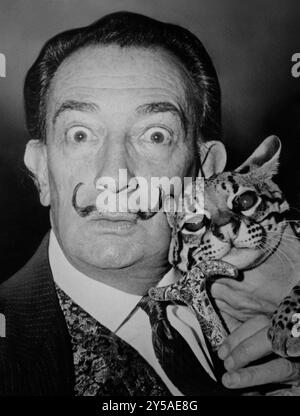 Dans un moment ludique, Salvador Dali tient son ocelot tout en prenant une pose fantaisiste au luxueux hôtel St Regis, capturant leur lien unique. Banque D'Images