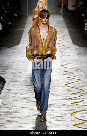 Milan, Italien. 20 septembre 2024. Défilé VERSACE printemps/été 2025 pendant la semaine de la mode de Milan le 2024 septembre - Milan, Italie 20/09/2024 crédit : dpa/Alamy Live News Banque D'Images