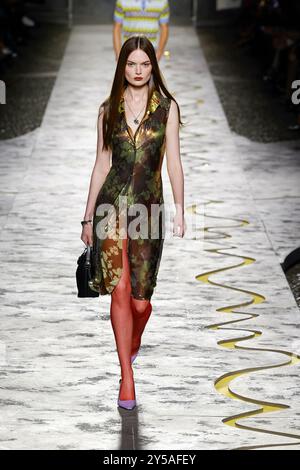 Milan, Italien. 20 septembre 2024. Défilé VERSACE printemps/été 2025 pendant la semaine de la mode de Milan le 2024 septembre - Milan, Italie 20/09/2024 crédit : dpa/Alamy Live News Banque D'Images