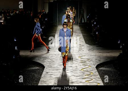 Milan, Italien. 20 septembre 2024. Défilé VERSACE printemps/été 2025 pendant la semaine de la mode de Milan le 2024 septembre - Milan, Italie 20/09/2024 crédit : dpa/Alamy Live News Banque D'Images