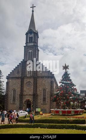 La façade de Sao Pedro (Saint Pierre) église dans la rue principale de Gramado avec décoration de noël, Serra Gaucha, Rio Grande do Sul Banque D'Images