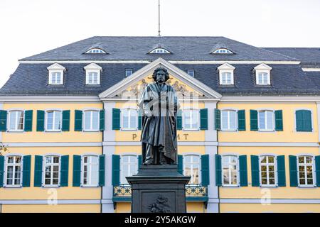 Beethoven Denkmal auf dem Bonner Münsterplatz - 20.09.2024. DAS Beethoven-Denkmal auf dem Münsterplatz à Bonn. IM Hintergrund erhebt sich das historische Postamt, eine beeindruckende Kulisse für das Denkmal des berühmten Komponisten. Bonn Innenstadt Nordrhein-Westfalen Deutschland *** Monument Beethoven sur Bonns Münsterplatz 20 09 2024 Monument Beethoven sur Münsterplatz à Bonn le bureau de poste historique se dresse en arrière-plan, une toile de fond impressionnante pour le monument au célèbre compositeur de Bonn centre-ville Rhénanie-du-Nord-Westphalie Allemagne Copyright : xBonn.digitalx/xMarcxJohnx Banque D'Images