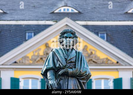 Beethoven Denkmal auf dem Bonner Münsterplatz - 20.09.2024. DAS Beethoven-Denkmal auf dem Münsterplatz à Bonn. IM Hintergrund erhebt sich das historische Postamt, eine beeindruckende Kulisse für das Denkmal des berühmten Komponisten. Bonn Innenstadt Nordrhein-Westfalen Deutschland *** Monument Beethoven sur Bonns Münsterplatz 20 09 2024 Monument Beethoven sur Münsterplatz à Bonn le bureau de poste historique se dresse en arrière-plan, une toile de fond impressionnante pour le monument au célèbre compositeur de Bonn centre-ville Rhénanie-du-Nord-Westphalie Allemagne Copyright : xBonn.digitalx/xMarcxJohnx Banque D'Images