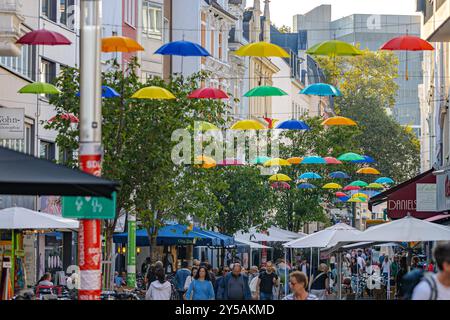 Bonner Friedrichstraße wird zur 17 Ziele zone Die Bonner Innenstadt wird während der SDG-Tage zum Schaufenster für eine nachhaltige Zukunft. Die Friedrichstraße verwandelt sich mit einem kunstvollen Schirmdach in den Farben der 17 un-Nachhaltigkeitsziele in eine lebendige 17-Ziele-zone, die bis zum 01. Oktober 2024 zum Verweilen und Entdecken einlädt. Bonn Innenstadt Nordrhein-Westfalen Deutschland *** Bonns Friedrichstraße devient une zone 17 objectifs pendant les Journées des ODD, le centre-ville de Bonn devient une vitrine pour un avenir durable Friedrichstraße se transforme en une zone 17 objectifs dynamique avec un Banque D'Images