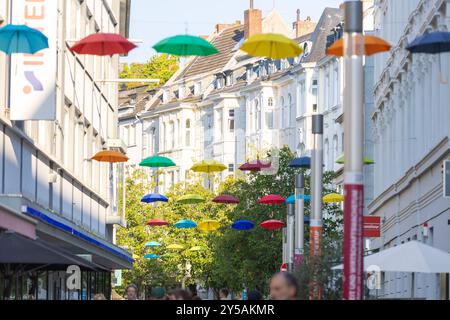 Bonner Friedrichstraße wird zur 17 Ziele zone Die Bonner Innenstadt wird während der SDG-Tage zum Schaufenster für eine nachhaltige Zukunft. Die Friedrichstraße verwandelt sich mit einem kunstvollen Schirmdach in den Farben der 17 un-Nachhaltigkeitsziele in eine lebendige 17-Ziele-zone, die bis zum 01. Oktober 2024 zum Verweilen und Entdecken einlädt. Bonn Innenstadt Nordrhein-Westfalen Deutschland *** Bonns Friedrichstraße devient une zone 17 objectifs pendant les Journées des ODD, le centre-ville de Bonn devient une vitrine pour un avenir durable Friedrichstraße se transforme en une zone 17 objectifs dynamique avec un Banque D'Images