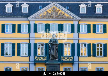 Beethoven Denkmal auf dem Bonner Münsterplatz - 20.09.2024. DAS Beethoven-Denkmal auf dem Münsterplatz à Bonn. IM Hintergrund erhebt sich das historische Postamt, eine beeindruckende Kulisse für das Denkmal des berühmten Komponisten. Bonn Innenstadt Nordrhein-Westfalen Deutschland *** Monument Beethoven sur Bonns Münsterplatz 20 09 2024 Monument Beethoven sur Münsterplatz à Bonn le bureau de poste historique se dresse en arrière-plan, une toile de fond impressionnante pour le monument au célèbre compositeur de Bonn centre-ville Rhénanie-du-Nord-Westphalie Allemagne Copyright : xBonn.digitalx/xMarcxJohnx Banque D'Images