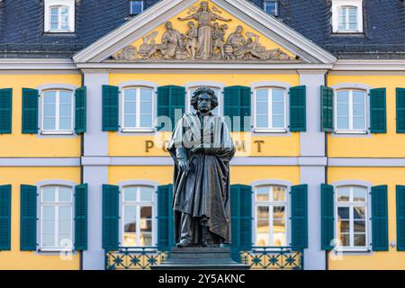 Beethoven Denkmal auf dem Bonner Münsterplatz - 20.09.2024. DAS Beethoven-Denkmal auf dem Münsterplatz à Bonn. IM Hintergrund erhebt sich das historische Postamt, eine beeindruckende Kulisse für das Denkmal des berühmten Komponisten. Bonn Innenstadt Nordrhein-Westfalen Deutschland *** Monument Beethoven sur Bonns Münsterplatz 20 09 2024 Monument Beethoven sur Münsterplatz à Bonn le bureau de poste historique se dresse en arrière-plan, une toile de fond impressionnante pour le monument au célèbre compositeur de Bonn centre-ville Rhénanie-du-Nord-Westphalie Allemagne Copyright : xBonn.digitalx/xMarcxJohnx Banque D'Images