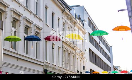 Bonner Friedrichstraße wird zur 17 Ziele zone Die Bonner Innenstadt wird während der SDG-Tage zum Schaufenster für eine nachhaltige Zukunft. Die Friedrichstraße verwandelt sich mit einem kunstvollen Schirmdach in den Farben der 17 un-Nachhaltigkeitsziele in eine lebendige 17-Ziele-zone, die bis zum 01. Oktober 2024 zum Verweilen und Entdecken einlädt. Bonn Innenstadt Nordrhein-Westfalen Deutschland *** Bonns Friedrichstraße devient une zone 17 objectifs pendant les Journées des ODD, le centre-ville de Bonn devient une vitrine pour un avenir durable Friedrichstraße se transforme en une zone 17 objectifs dynamique avec un Banque D'Images