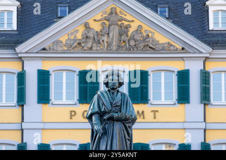 Beethoven Denkmal auf dem Bonner Münsterplatz - 20.09.2024. DAS Beethoven-Denkmal auf dem Münsterplatz à Bonn. IM Hintergrund erhebt sich das historische Postamt, eine beeindruckende Kulisse für das Denkmal des berühmten Komponisten. Bonn Innenstadt Nordrhein-Westfalen Deutschland *** Monument Beethoven sur Bonns Münsterplatz 20 09 2024 Monument Beethoven sur Münsterplatz à Bonn le bureau de poste historique se dresse en arrière-plan, une toile de fond impressionnante pour le monument au célèbre compositeur de Bonn centre-ville Rhénanie-du-Nord-Westphalie Allemagne Copyright : xBonn.digitalx/xMarcxJohnx Banque D'Images