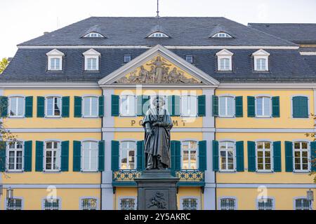 Beethoven Denkmal auf dem Bonner Münsterplatz - 20.09.2024. DAS Beethoven-Denkmal auf dem Münsterplatz à Bonn. IM Hintergrund erhebt sich das historische Postamt, eine beeindruckende Kulisse für das Denkmal des berühmten Komponisten. Bonn Innenstadt Nordrhein-Westfalen Deutschland *** Monument Beethoven sur Bonns Münsterplatz 20 09 2024 Monument Beethoven sur Münsterplatz à Bonn le bureau de poste historique se dresse en arrière-plan, une toile de fond impressionnante pour le monument au célèbre compositeur de Bonn centre-ville Rhénanie-du-Nord-Westphalie Allemagne Copyright : xBonn.digitalx/xMarcxJohnx Banque D'Images