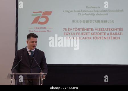 (240921) -- BUDAPEST, 21 septembre 2024 (Xinhua) -- Attila Hidegh, secrétaire d'État adjoint hongrois à la coopération internationale du ministère des Affaires étrangères et du commerce, prend la parole lors d'une conférence marquant le 75e anniversaire de l'établissement de relations diplomatiques entre la Chine et la Hongrie à Budapest, Hongrie, le 20 septembre 2024. L'événement, organisé par l'Ambassade de Chine en Hongrie et l'Association d'amitié hongroise-chinoise, a réuni des conférenciers de haut niveau, dont des responsables hongrois et chinois. Il y a également eu des discussions de groupe axées sur l'histoire des coopératives bilatérales Banque D'Images