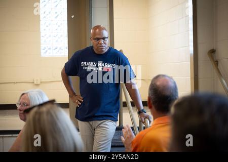 Acworth, Géorgie, États-Unis. 20 septembre 2024. Brig. Retraité Le général Shawn Harris, un candidat démocrate au Congrès qui espère renverser le repaire républicain de Géorgie Marjorie Taylor Greene en novembre, parle à des partisans dans un centre communautaire. Harris sert à la fois dans l'armée et dans le corps des Marines, prenant sa retraite après 40 ans. (Crédit image : © Robin Rayne/ZUMA Press Wire) USAGE ÉDITORIAL SEULEMENT! Non destiné à UN USAGE commercial ! Banque D'Images