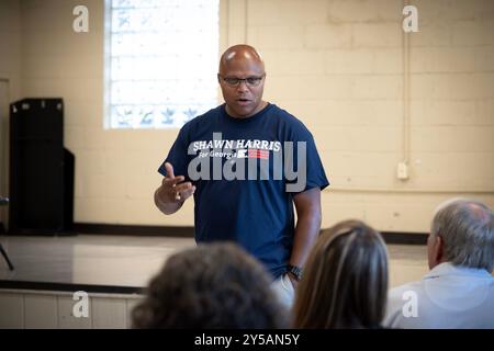 Acworth, Géorgie, États-Unis. 20 septembre 2024. Brig. Retraité Le général Shawn Harris, un candidat démocrate au Congrès qui espère renverser le repaire républicain de Géorgie Marjorie Taylor Greene en novembre, parle à des partisans dans un centre communautaire. Harris sert à la fois dans l'armée et dans le corps des Marines, prenant sa retraite après 40 ans. (Crédit image : © Robin Rayne/ZUMA Press Wire) USAGE ÉDITORIAL SEULEMENT! Non destiné à UN USAGE commercial ! Banque D'Images