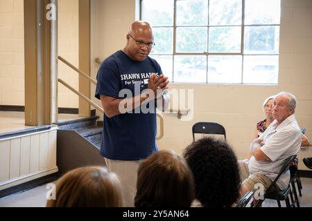 Acworth, Géorgie, États-Unis. 20 septembre 2024. Brig. Retraité Le général Shawn Harris, un candidat démocrate au Congrès qui espère renverser le repaire républicain de Géorgie Marjorie Taylor Greene en novembre, parle à des partisans dans un centre communautaire. Harris sert à la fois dans l'armée et dans le corps des Marines, prenant sa retraite après 40 ans. (Crédit image : © Robin Rayne/ZUMA Press Wire) USAGE ÉDITORIAL SEULEMENT! Non destiné à UN USAGE commercial ! Banque D'Images