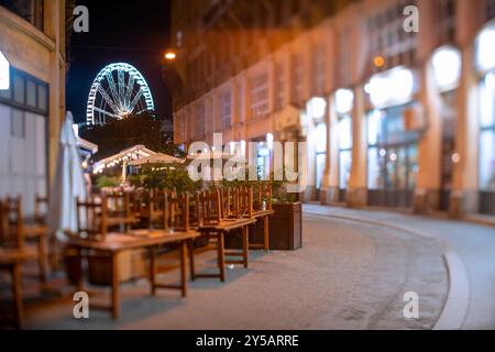 Budapest, Hongrie - 10 août 2024 : vue sur la grande roue depuis la rue Anker koz la nuit. Mise au point inclinée vers la grande roue. Banque D'Images