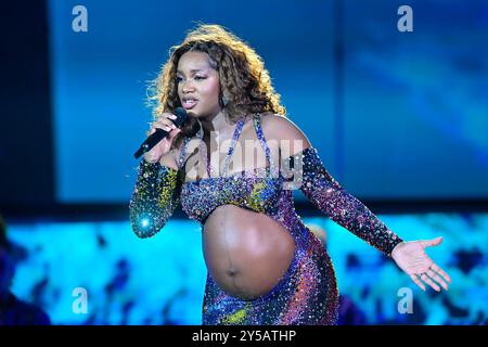 Rio de Janeiro (RJ), 20/09/2024 - CULTURA/ROCK IN RIO-BRASIL - le chanteur Iza présente son spectacle, joué sur scène Sunset, lors de la cinquième journée du Rock in Rio Brasil Festival - 40 ans et pour toujours, qui a lieu à Cidade do Rock, à Rio de Janeiro, ce vendredi, le 20. (Photo : Eduardo Carmim/Alamy Live News) Banque D'Images