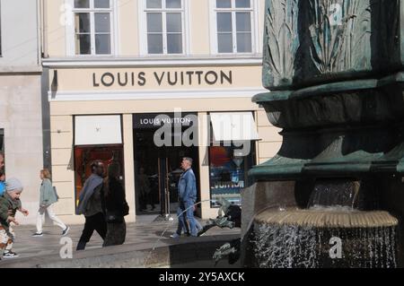 Copenhague/ Danemark/12 septembre 2024/magasin Louis vuitton et shoppers avec louis vuitton shopping bg à Copenhague.. (Photo. Francis Joseph Dean/Dean Pictures) (non destiné à un usage commercial) Banque D'Images