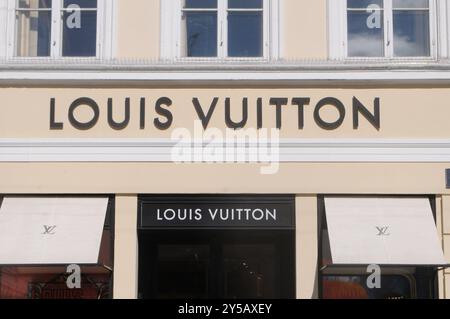 Copenhague/ Danemark/12 septembre 2024/magasin Louis vuitton et shoppers avec louis vuitton shopping bg à Copenhague.. (Photo. Francis Joseph Dean/Dean Pictures) (non destiné à un usage commercial) Banque D'Images