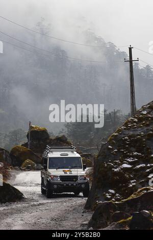 belle mais sujette aux glissements de terrain dangereuse route de montagne du nord du sikkim, région éloignée de haute altitude des montagnes de l'himalaya, voyage d'aventure en inde Banque D'Images