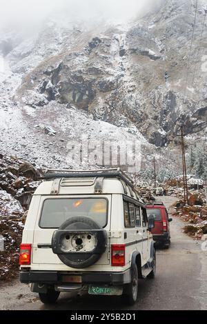 belle mais sujette aux glissements de terrain dangereuse route de montagne du nord du sikkim, région éloignée de haute altitude des montagnes de l'himalaya, voyage d'aventure en inde Banque D'Images