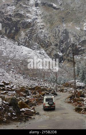 belle mais sujette aux glissements de terrain dangereuse route de montagne du nord du sikkim, région éloignée de haute altitude des montagnes de l'himalaya, voyage d'aventure en inde Banque D'Images