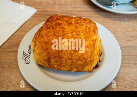 Paris, France 13 août 2024 Croissant au chocolat dans une assiette dans une boulangerie - petit déjeuner français traditionnel à la brasserie Miss Manon Banque D'Images