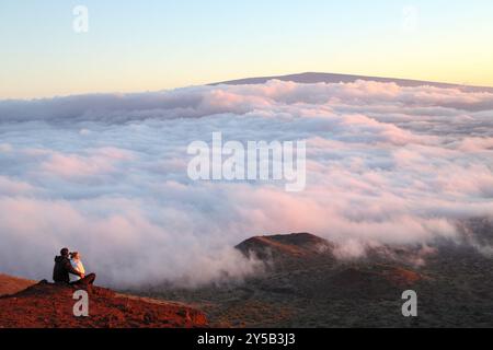 Au sommet de la grande île de la plus haute montagne Hawai’i, l’Observatoire du Mauna Kea accueille le plus grand observatoire astronomique du monde utilisé, exploité et partagé par des astronomes de 11 pays. L'emplacement est idéal en raison du ciel sombre de l'absence de pollution lumineuse, la faible humidité et la haute altitude au-dessus de la majeure partie de la vapeur d'eau dans l'atmosphère. Les visiteurs viennent de partout, car c'est le point de vue idéal pour admirer un coucher de soleil ou admirer les étoiles. ÉTATS-UNIS. Banque D'Images