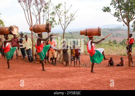 Situés au sanctuaire des tambours de Gishora dans le parc national de Kibera à Gitega, les batteurs royaux du Burundi sont un ensemble de percussions et sont inscrits par l’UNESCO sur la liste représentative du patrimoine culturel immatériel de l’humanité. Leurs performances sont les mêmes depuis des siècles et la tradition est transmise de père en fils car seuls les hommes sont autorisés à jouer de ces tambours. Burundi. Banque D'Images