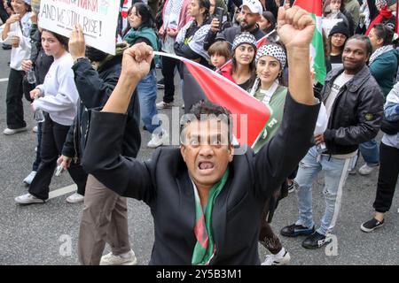 Des milliers de manifestants du Midwest des États-Unis se sont rassemblés pour un rassemblement et ont défilé à travers la boucle et le centre-ville de Chicago pour soutenir les Palestiniens et pour se rassembler contre l’action militaire israélienne à Gaza. Il y a également eu une augmentation du soutien pro-palestinien parmi les jeunes. Banque D'Images