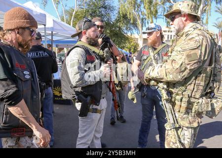 Un petit groupe d'hommes se réunit lors du 11e rassemblement annuel Celebrate & Protect the 2nd Amendment/ Right to Keep & Bear Arms Rally and Celebration de l'Arizona. Cet événement attire de nombreux suprémacistes blancs et ceux des milices marginales. Phoenix, Arizona. Banque D'Images