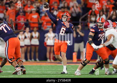 Syracuse, New York, États-Unis. 20 septembre 2024. Le quarterback de Syracuse KYLE MCCORD (6 ans) lance une passe lors du match de football de la conférence ACC entre Syracuse et Stanford joué au JMA Wireless Dome sur le campus de l'Université de Syracuse. (Crédit image : © Scott Rausenberger/ZUMA Press Wire) USAGE ÉDITORIAL SEULEMENT! Non destiné à UN USAGE commercial ! Banque D'Images