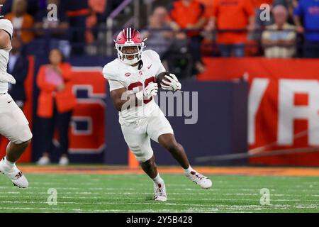 Syracuse, New York, États-Unis. 20 septembre 2024. Stanford Running Back MICAH FORD (20 ans) court avec le ballon lors de la conférence ACC match de football entre Syracuse et Stanford joué au JMA Wireless Dome sur le campus de l'Université de Syracuse. (Crédit image : © Scott Rausenberger/ZUMA Press Wire) USAGE ÉDITORIAL SEULEMENT! Non destiné à UN USAGE commercial ! Banque D'Images