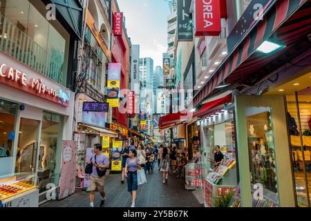 Séoul, Corée - 25 août 2024 - photographie de rue de magasins et de gens dans la région de Myeong-dong Banque D'Images