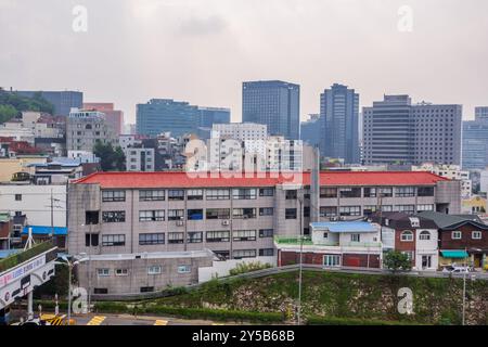 Séoul, Corée - 26 août 2024 - bâtiments modernes vus du téléphérique de Namsan Banque D'Images