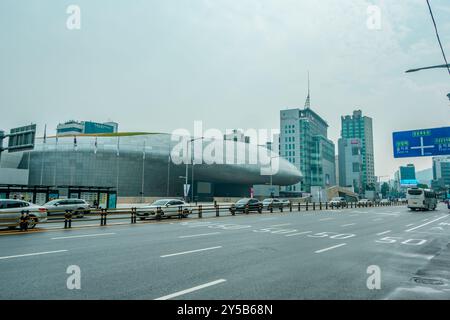 Vue sur la rue de Dongdaemun Design Plaza à Séoul, Corée Banque D'Images