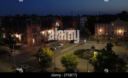 Schwerin, Allemagne août 28 2024 Grunthalplatz dans la nuit avec la gare principale sur la gauche. Ce bâtiment fait partie du patrimoine mondial de l'UNESCO Banque D'Images